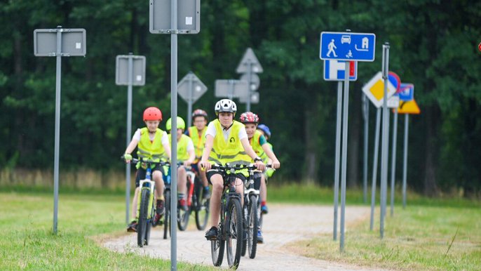 W czasie wakacji Miejski Ośrodek Sportu i Rekreacji w Łodzi oraz łódzka Straż Miejska uczą najmłodszych bezpiecznej jazdy na rowerze i przepisów ruchu drogowego. Zajęcia odbywają się na Motodromie przy ul. Małachowskiego 9. W czasie wakacji Miejski Ośrodek Sportu i Rekreacji w Łodzi oraz łódzka Straż Miejska uczą najmłodszych bezpiecznej jazdy na rowerze i przepisów ruchu drogowego. Zajęcia odbywają się na Motodromie przy ul. Małachowskiego 9. - fot. Paweł Łacheta