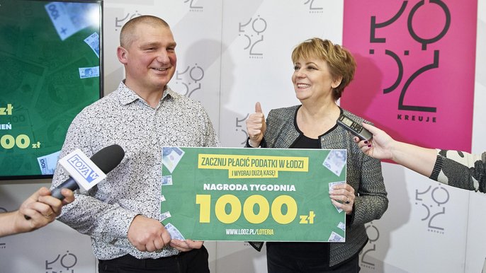 Oto jeden z pierwszych szczęśliwców wylosowanych w Wielkiej Loterii Miasta Łódź Oto jeden z pierwszych szczęśliwców wylosowanych w Wielkiej Loterii Miasta Łódź - fot. Radosław Jóźwiak / UMŁ