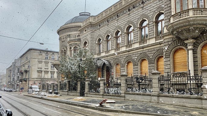 Przystanki przy skrzyżowaniu ul. Gdańskiej z al. 1 Maja w obu kierunkach zyskały podwyższone perony. Przystanki przy skrzyżowaniu ul. Gdańskiej z al. 1 Maja w obu kierunkach zyskały podwyższone perony. - fot. Stefan Brajter