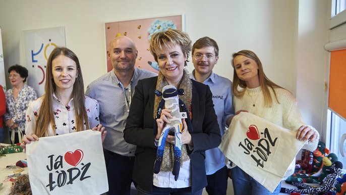 Dzień Babci i Dzień Dziadka. Prezydent Łodzi Hanna Zdanowska wspólnie z seniorami szyła maskotki Dzień Babci i Dzień Dziadka. Prezydent Łodzi Hanna Zdanowska wspólnie z seniorami szyła maskotki - fot. Radosław Jóźwiak / mat. UMŁ