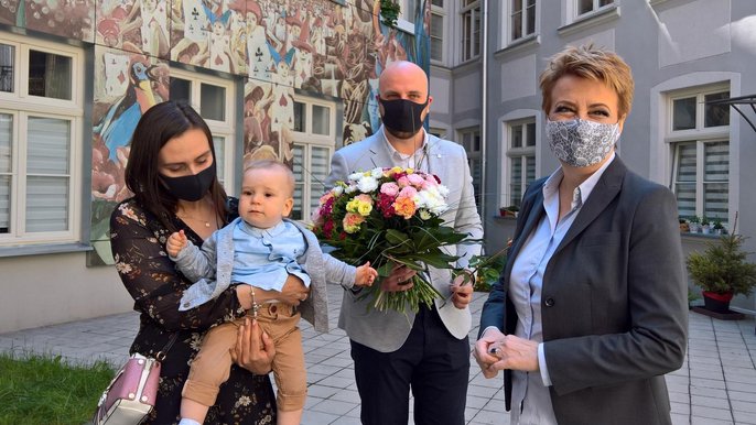 Prezydent Hanna Zdanowska wręczyła klucze do mieszkania kolejnemu laureatowi konkursu dla najzdolniejszych studentów i absolwentów łódzkich uczelni. Jest nim Przemysław Ciborek, doktorant na Uniwersytecie Łódzkim. Prezydent Hanna Zdanowska wręczyła klucze do mieszkania kolejnemu laureatowi konkursu dla najzdolniejszych studentów i absolwentów łódzkich uczelni. Jest nim Przemysław Ciborek, doktorant na Uniwersytecie Łódzkim. - fot. Radosław Jóźwiak / UMŁ