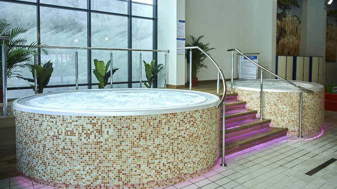 Dwa baseny jacuzzi z wodą solankową w Aquaparku Fala - fot. Radosław Jóźwiak / UMŁ