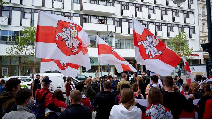 Biało-czerwono-białe flagi z Pogonią załopotały przed Urzędem Miasta Łodzi. To nawiązujący do historycznych proporców wariant flagi używany przez demokratyczną opozycję. 