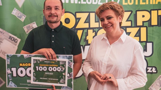 Pierwsza łódzka loteria podatkowa dotarła do finału. Jej laureatem został Piotr Francuz, który w zeszłym roku z Wrocławia przeniósł się do Łodzi i w naszym mieście zaczął płacić podatki. Pierwsza łódzka loteria podatkowa dotarła do finału. Jej laureatem został Piotr Francuz, który w zeszłym roku z Wrocławia przeniósł się do Łodzi i w naszym mieście zaczął płacić podatki. - fot. Stefan Brajter
