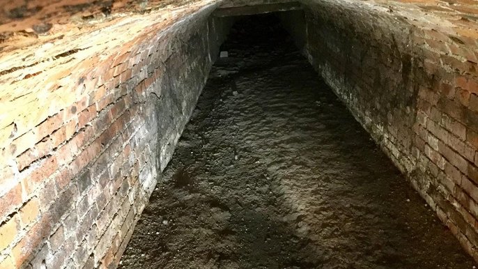 Odnaleziony fragment ukrytego pod ziemią koryta rzeki Odnaleziony fragment ukrytego pod ziemią koryta rzeki - fot. z arch. ZWIK