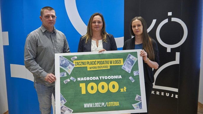 Przy okazji losowania wręczono nagrody po 1000 zł laureatom z poprzednich losowań: Ewelinie Rapalskiej, która przeniosła rozliczenie podatkowe z Bełchatowa oraz Szymonowi Konopce, który dotychczas rozliczał się w Zgierzu. Przy okazji losowania wręczono nagrody po 1000 zł laureatom z poprzednich losowań: Ewelinie Rapalskiej, która przeniosła rozliczenie podatkowe z Bełchatowa oraz Szymonowi Konopce, który dotychczas rozliczał się w Zgierzu. - fot. Radosław Jóźwiak