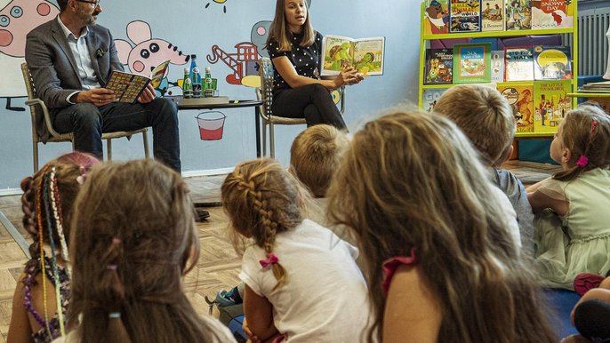 Amerykanka zachęca łódzkie dzieci do nauki języka angielskiego Amerykanka zachęca łódzkie dzieci do nauki języka angielskiego - fot. Stefan Brajter / UMŁ