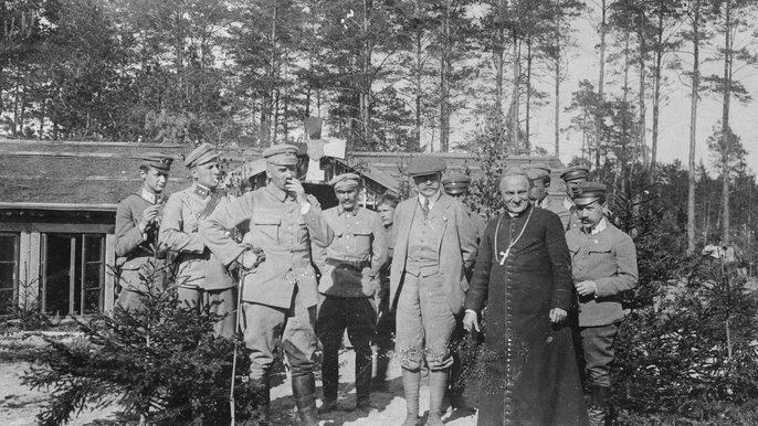 Na pozycjach pod Kostiuchnówka 1916. Uroczystość przed kasynem Na pozycjach pod Kostiuchnówka 1916. Uroczystość przed kasynem - foto:domena publiczna NAC
