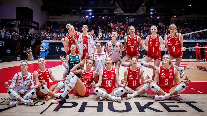 - Polska drużyna na wspólnym zdjęciu po meczu z Kenią na hali w Phuket