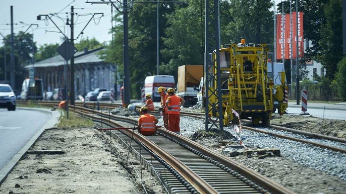 Układamy nowe torowisko na al. Włókniarzy - fot. Radosław Jóźwiak / UMŁ