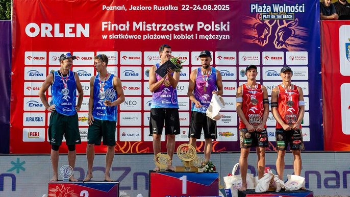 - Piotr Janiak i Jędrzej Brożyniak na podium MP w siatkówce plażowej