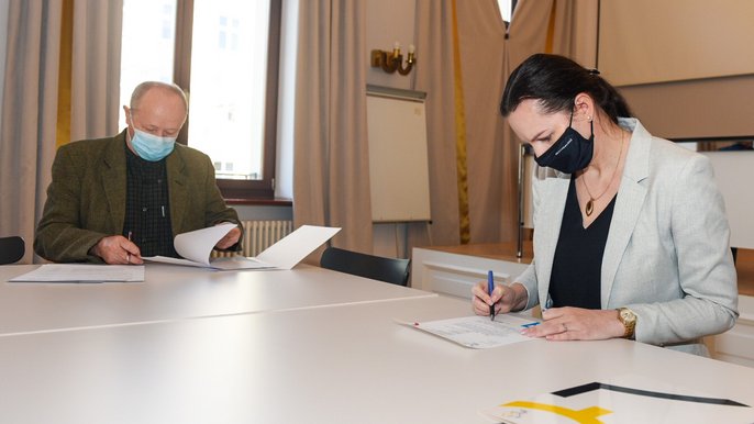 Podpisanie porozumienia między władzami miasta a związkami zawodowymi reprezentującymi niepedagogicznych pracowników oświaty Podpisanie porozumienia między władzami miasta a związkami zawodowymi reprezentującymi niepedagogicznych pracowników oświaty - fot. UMŁ