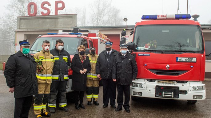 Pani Prezydent Hanna Zdanowska z prezesem i druhami ochotnikami z OSP Andrzejów Pani Prezydent Hanna Zdanowska z prezesem i druhami ochotnikami z OSP Andrzejów