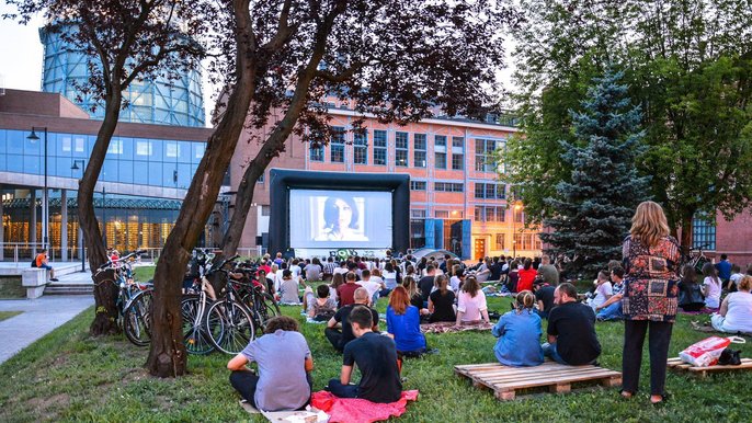 W parkach, na dziedzińcach, osiedlach i na Starym Rynku startują letnie pokazy filmowe W parkach, na dziedzińcach, osiedlach i na Starym Rynku startują letnie pokazy filmowe - fot. z arch. UMŁ