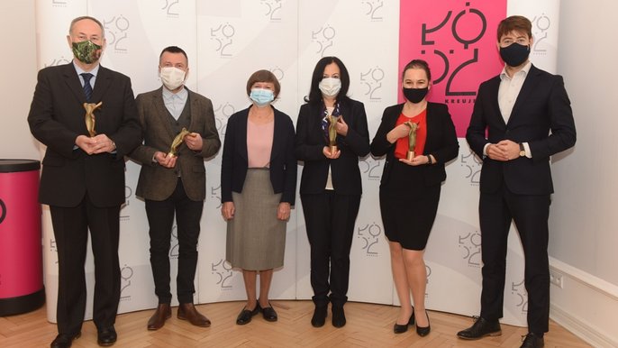 Prof. Piotr Borkowski, dr hab. Łukasz Wójcicki, prof. Wanda Krajewska, prof. Małgorzata Iwona Szynkowska-Jóźwik, prof. Alicja Habisiak – Matczak, wiceprezydent Adam Pustelnik Prof. Piotr Borkowski, dr hab. Łukasz Wójcicki, prof. Wanda Krajewska, prof. Małgorzata Iwona Szynkowska-Jóźwik, prof. Alicja Habisiak – Matczak, wiceprezydent Adam Pustelnik - fot. Paweł Łacheta / UMŁ
