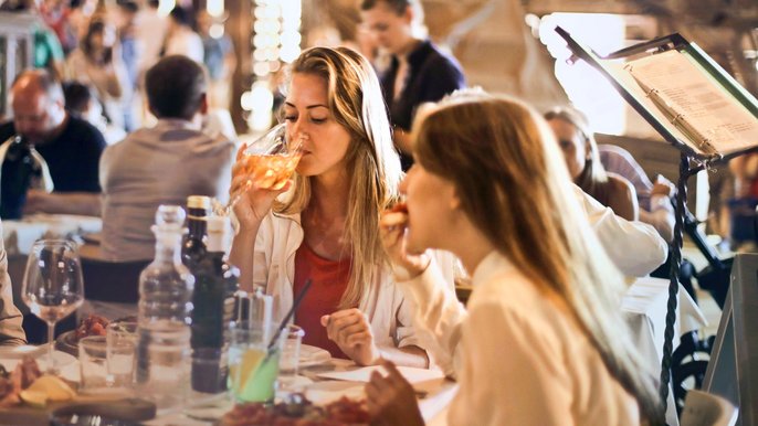 Organizatorzy festiwalu chcą promować spożywanie posiłków w towarzystwie rodziny i przyjaciół poza domem, w restauracji Organizatorzy festiwalu chcą promować spożywanie posiłków w towarzystwie rodziny i przyjaciół poza domem, w restauracji - fot. CC0 license