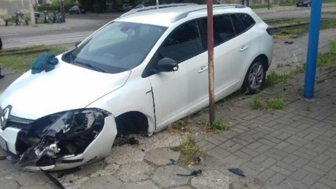 Prowadził pod wpływem i rozbił pojazd Prowadził pod wpływem i rozbił pojazd
