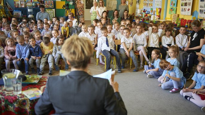"Cała Polska czyta dzieciom", a w tym także Hanna Zdanowska, którą poprosiły o to maluchy z Przedszkola Miejskiego nr 146 "Cała Polska czyta dzieciom", a w tym także Hanna Zdanowska, którą poprosiły o to maluchy z Przedszkola Miejskiego nr 146 - fot. Radosław Jóźwiak / UMŁ