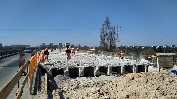 Rozbiórki i wyburzenia – to pierwszy etap prac na wiadukcie na ul. Dąbrowskiego. Rozbiórki i wyburzenia – to pierwszy etap prac na wiadukcie na ul. Dąbrowskiego.