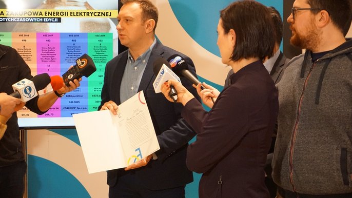 Wiceprezydent Łodzi Tomasz Trela prezentuje pismo do ministra Tchórzewskiego. Wiceprezydent Łodzi Tomasz Trela prezentuje pismo do ministra Tchórzewskiego. - fot. Monika Pawlak