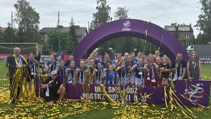  - zdjęcie przedstawia drużynę uks sms łódź oraz trenerów świętujących zwycięstwo w CLJ U-16