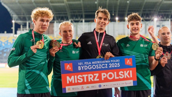 - Sztafeta 4x400 z dyplomem i medalami
