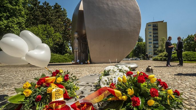 Pomnik Martyrologii Dzieci tzw. „Pękniętego Serca”, upamiętnia tragiczny los dzieci i młodzieży przebywających w czasie II wojny światowej w obozie przy ul. Przemysłowej w Łodzi. Pomnik Martyrologii Dzieci tzw. „Pękniętego Serca”, upamiętnia tragiczny los dzieci i młodzieży przebywających w czasie II wojny światowej w obozie przy ul. Przemysłowej w Łodzi. - fot. Stefan Brajter / UMŁ