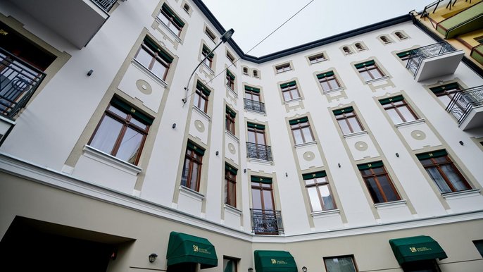 Kolejnym budynkiem, który ostatnio odzyskał blask jest stojąca przy „kolanku” wyjątkowa kamienica. Wyjątkowa, bo… zakręca razem z ulicami. Przed rozpoczętym dwa lata temu remontem była to ruina. Kolejnym budynkiem, który ostatnio odzyskał blask jest stojąca przy „kolanku” wyjątkowa kamienica. Wyjątkowa, bo… zakręca razem z ulicami. Przed rozpoczętym dwa lata temu remontem była to ruina. - fot. Sebastian Glapiński