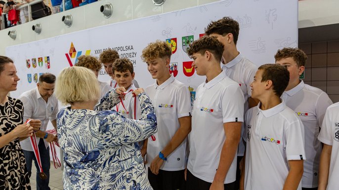  - Zawodnicy Neptun Łódź na ceremonii medalowej odbierają swoje brązowe medale