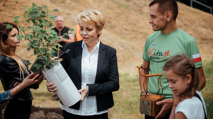 Nowy klon w parku Julianowskim. To symbol wsparcia dzieci z niepełnosprawnościami Nowy klon w parku Julianowskim. To symbol wsparcia dzieci z niepełnosprawnościami - fot. Radosław Żydowicz / UMŁ