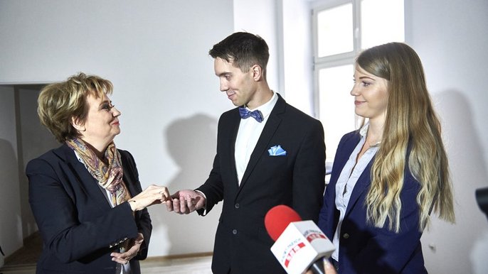 Hubert Foks, student ostatniego roku zarządzania i inżynierii produkcji na wydziale międzynarodowym Politechniki Łódzkiej odebrał z rąk prezydent Łodzi, Hanny Zdanowskiej klucze do mieszkania w kompleksowo zmodernizowanej kamienicy przy ul. Legio Hubert Foks, student ostatniego roku zarządzania i inżynierii produkcji na wydziale międzynarodowym Politechniki Łódzkiej odebrał z rąk prezydent Łodzi, Hanny Zdanowskiej klucze do mieszkania w kompleksowo zmodernizowanej kamienicy przy ul. Legio - fot. Radosław Jóźwiak