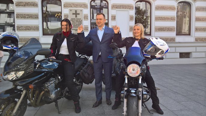Joanna Madej i Sylwia Tarnowska z Klubu Łódzkich Motocyklistek „Łódki na Kołach” wyruszają na wyprawę obejmującą 14 państw Europy. Będą zbierały pieniądze dla podopiecznych Fundacji Dom w Łodzi Joanna Madej i Sylwia Tarnowska z Klubu Łódzkich Motocyklistek „Łódki na Kołach” wyruszają na wyprawę obejmującą 14 państw Europy. Będą zbierały pieniądze dla podopiecznych Fundacji Dom w Łodzi - fot. Wojciech Markiewicz / UMŁ