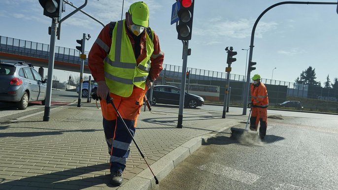 Pozimowe porządki w Łodzi objęły łącznie 2 mln metrów kw. powierzchni oraz 550 dróg publicznych i 260 dróg wewnętrznych. Pozimowe porządki w Łodzi objęły łącznie 2 mln metrów kw. powierzchni oraz 550 dróg publicznych i 260 dróg wewnętrznych. - Radosław Jóźwiak / UMŁ
