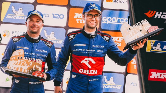  - Miko Marczyk oraz Szymon Gospodarczyk z trofeami na ściance zdjęciowej