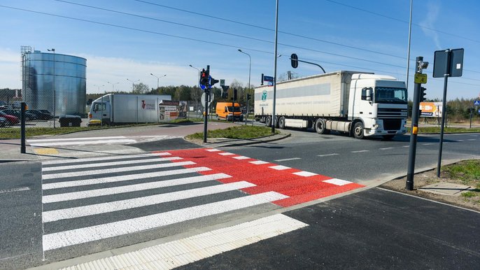 Na całej długości ul. Rokicińskiej ułożona jest nawierzchnia nowej drogi. Na całej długości ul. Rokicińskiej ułożona jest nawierzchnia nowej drogi.