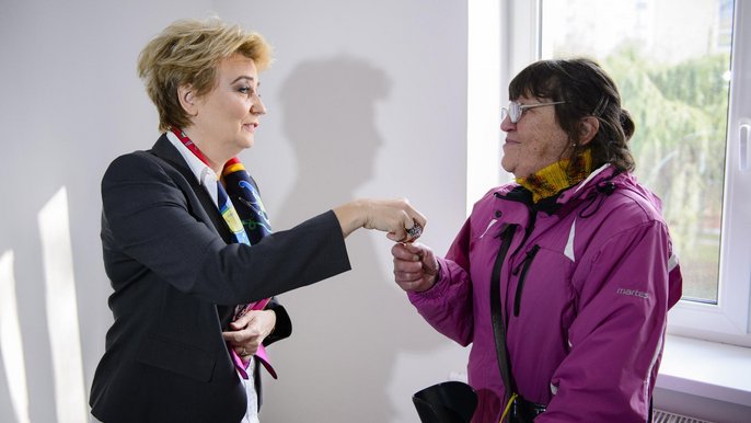 Prezydent Hanna Zdanowska wręczyła klucze do mieszkania pani Marii Kolejwie, pierwszej lokatorce bloku z mieszkaniami socjalnymi przy ul. Rogozińskiego 15 Prezydent Hanna Zdanowska wręczyła klucze do mieszkania pani Marii Kolejwie, pierwszej lokatorce bloku z mieszkaniami socjalnymi przy ul. Rogozińskiego 15 - Fot. Radosław Jóźwiak / UMŁ