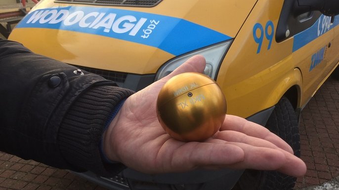 Naszpikowane elektroniką metalowe kule płynąc w wodociągowych rurach lokalizują wszystkie, nawet najmniejsze przecieki. Naszpikowane elektroniką metalowe kule płynąc w wodociągowych rurach lokalizują wszystkie, nawet najmniejsze przecieki. - fot: ZWiK