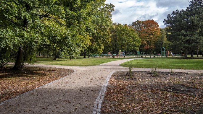 Nowe trawniki, drzewa i krzewy, ławki, oświetlenie. Kończy się modernizacja parku im. Poniatowskiego Nowe trawniki, drzewa i krzewy, ławki, oświetlenie. Kończy się modernizacja parku im. Poniatowskiego - fot. Stefan Brajter / UMŁ