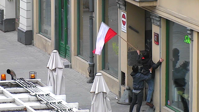 Złodzieje flag - ujęci przez strażników Złodzieje flag - ujęci przez strażników