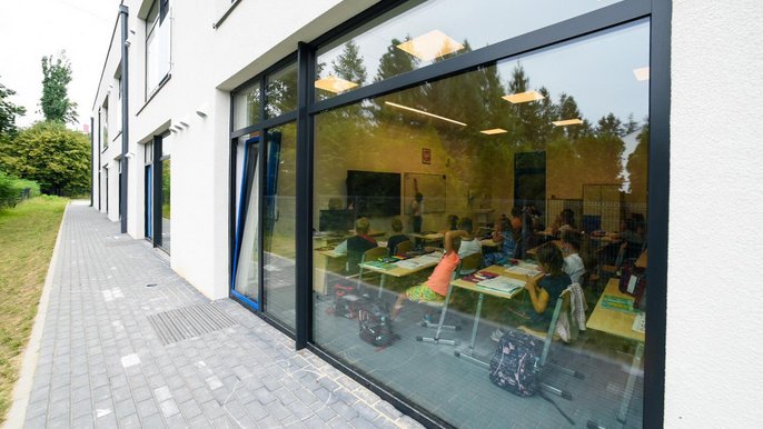 Zakończyła się rozbudowa Szkoły Podstawowej nr 141. Okna klas na parterze wychodzą bezpośrednio na taras, więc w pogodne dni możliwe są przerwy na świeżym powietrzu. Zakończyła się rozbudowa Szkoły Podstawowej nr 141. Okna klas na parterze wychodzą bezpośrednio na taras, więc w pogodne dni możliwe są przerwy na świeżym powietrzu. - fot. Paweł Łacheta