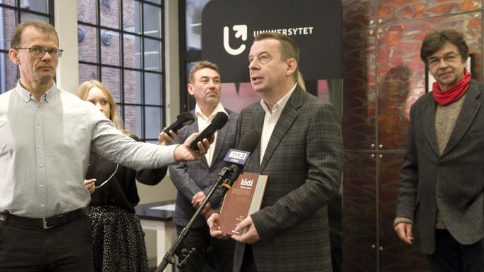 prof. Jarosław Kita z UŁ prezentuje II tom monografii. Fot. Andrzej Janecki, UMŁ. prof. Jarosław Kita z UŁ prezentuje II tom monografii. Fot. Andrzej Janecki, UMŁ.