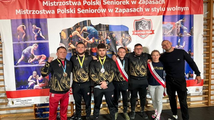  - Na zdjęciu medaliści Mistrzostw Polski z drużyny LKS Łódzka Akademia zapasów oraz trenerzy 