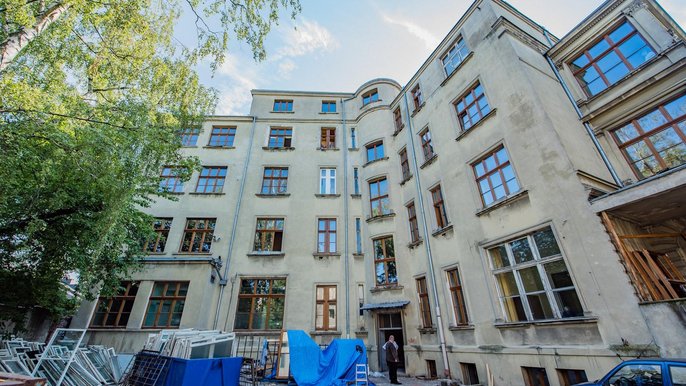 W przychodni przy ul. Skłodowskiej – Curie należącej do Miejskiego Centrum Medycznego Polesie trwa zaś wart 1,5 mln remont. W budynku wymieniane jest 166 drewnianych okien oraz wszystkie grzejniki. Remontowany też jest dach. W przychodni przy ul. Skłodowskiej – Curie należącej do Miejskiego Centrum Medycznego Polesie trwa zaś wart 1,5 mln remont. W budynku wymieniane jest 166 drewnianych okien oraz wszystkie grzejniki. Remontowany też jest dach. - fot. Radosław Żydowicz