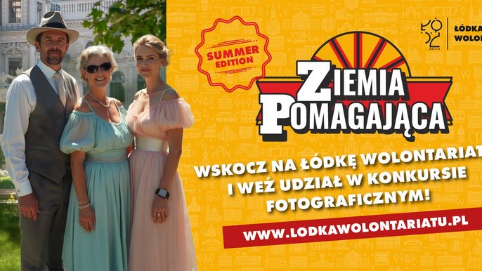  - Plakat Łódki Wolontariatu. Trzy osoby na tle zabytkowej kamienicy obok napis Ziemia Pomagająca WSKOCZ NA ŁÓDKĘ WOLONTARIATU I DZIAŁAJ RAZEM Z NAMI!