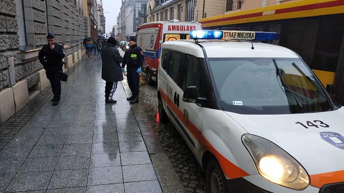 Nożownik ujęty przez strażników Nożownik ujęty przez strażników