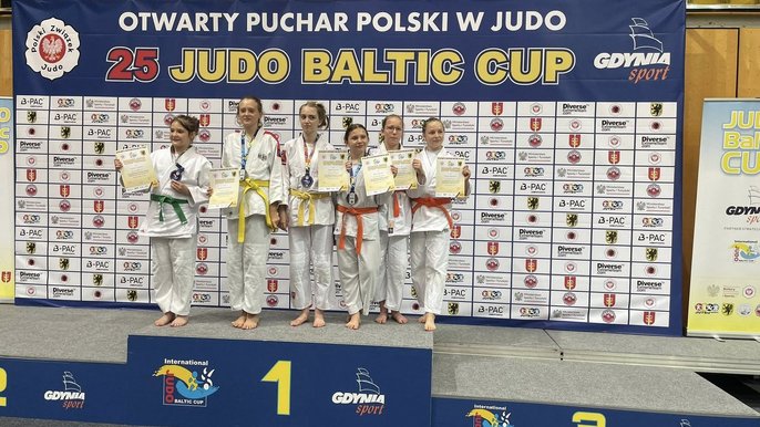  - na zdjęciu zawodnicy stojący na podium z medalami w tym ze złotem (Karolina Marcinkowska)