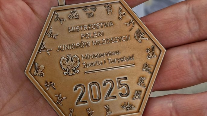  - medal z dwóch stron oraz dwaj medaliści Szczygielski i Majewski