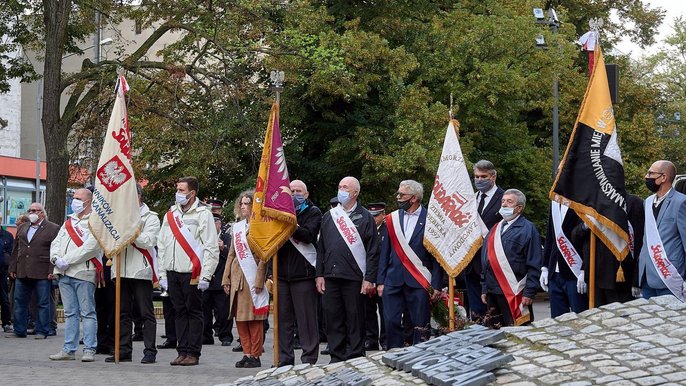 Poczty sztandarowe przy Pomniku Ofiar Stanu Wojennego i Walki o Godność Człowieka przy kościele św. Krzyża Poczty sztandarowe przy Pomniku Ofiar Stanu Wojennego i Walki o Godność Człowieka przy kościele św. Krzyża - fot. Sebastian Gapiński / UMŁ