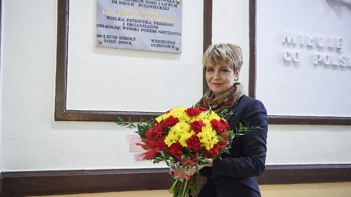Prezydent Hanna Zdanowska przed tablicą poświęconą Romanie Pachuckiej Prezydent Hanna Zdanowska przed tablicą poświęconą Romanie Pachuckiej - fot. Radosław Jóźwiak / UMŁ