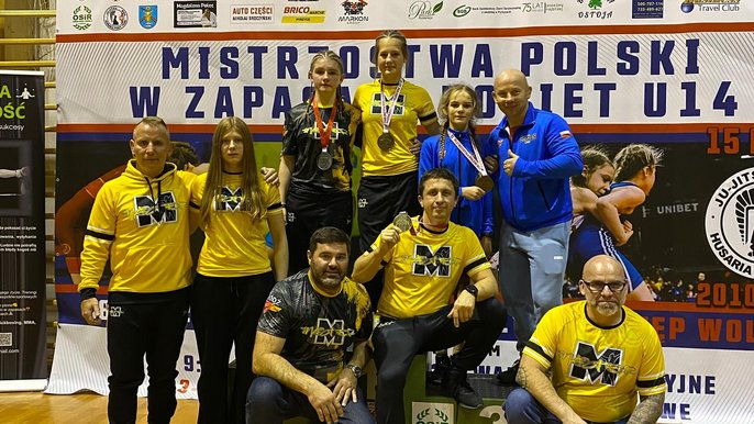  - zdjęcie klubu Master Łódź zawodniczki i trenerzy z medalami